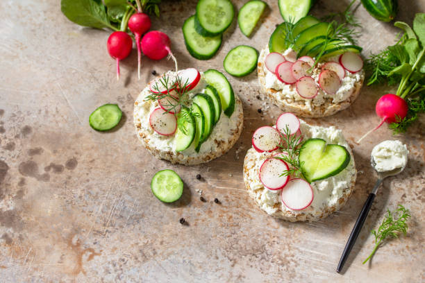 bocadillos de pan crujiente con ricotta, rábano y pepino fresco en una encimera ligera o de pizarra. copiar espacio. - 24409 fotografías e imágenes de stock