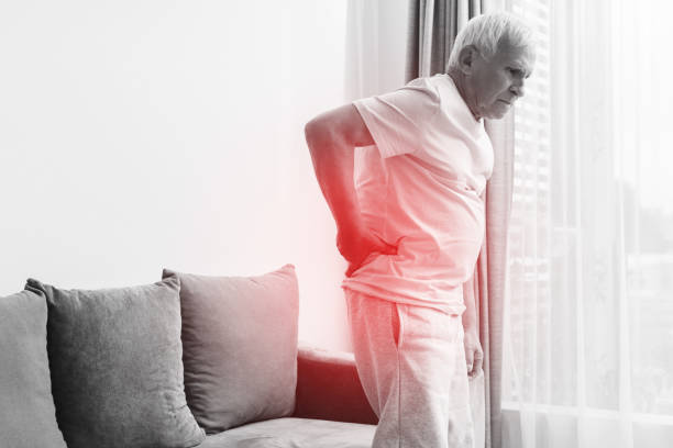 先輩男性は腰の痛みに苦しんでいる - lower back pain ストックフォトと画像