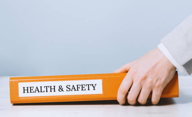 arbeitsschutz im gesundheits- und sicherheitsbereich. ordner mit dokumenten oder anweisungen - arbeitssicherheit stock-fotos und bilder