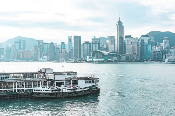 skyline del grattacielo del terminal di hong kong star ferry - admiralty bay foto e immagini stock