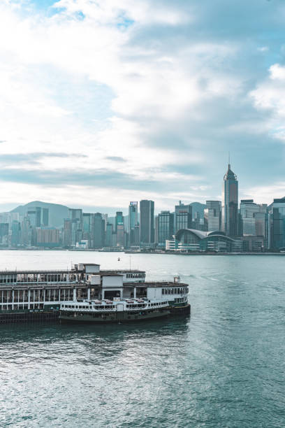 skyline del grattacielo del terminal di hong kong star ferry - admiralty bay foto e immagini stock