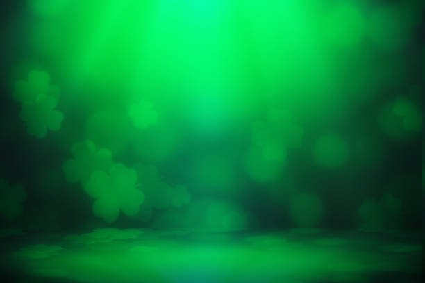 st patrick's day background green trébol leaf bokeh lights desconcentrados para el fondo de diseño de celebración del día de san patricio - day patricks st patricks day clover fotografías e imágenes de stock