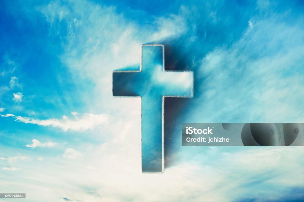 Cruz Brillante En Las Nubes En El Cielo Azul Copiar Espacio Concepto Del  Día De La Ascensión Pascua Cristiana Fe En Jesucristo Cristianismo  Adoración A La Iglesia Concepto De Salvación Puerta Al