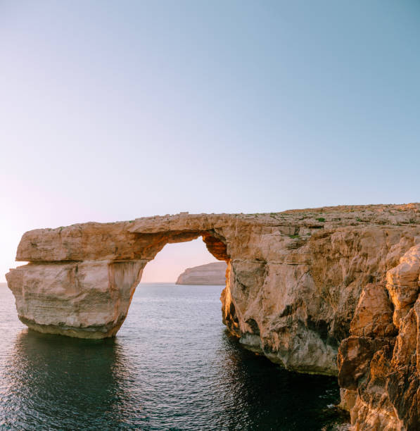 ventana de azure al atardecer. isla gozo, malta. - gozo malta natural arch natural phenomenon fotografías e imágenes de stock