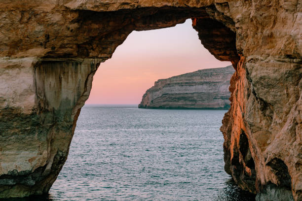 ventana de azure al atardecer. isla gozo, malta. - gozo malta natural arch natural phenomenon fotografías e imágenes de stock