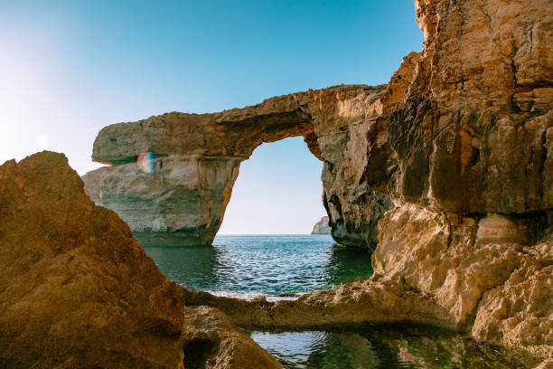 ventana de azure al atardecer. isla gozo, malta. - gozo malta natural arch natural phenomenon fotografías e imágenes de stock