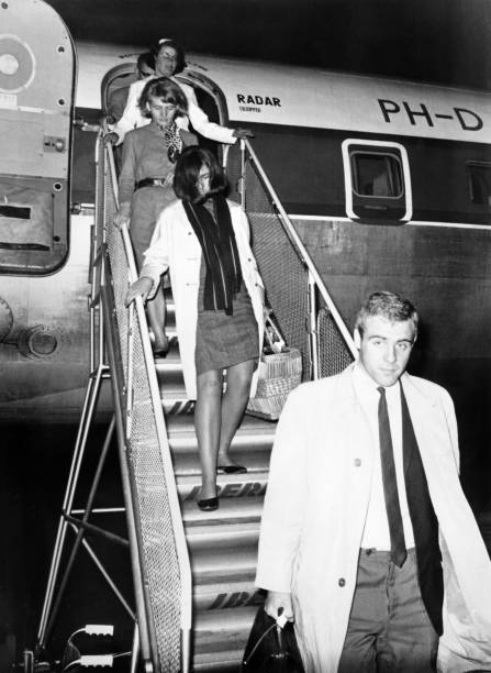 imagem retrô, passageiros desopinando o voo da martinair 'seven seas', voando de amsterdã para barcelona - image created 1960s flash - fotografias e filmes do acervo