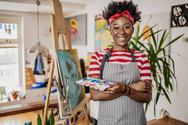 portret młodej afroamerykańskiej artystki w studiu - artists canvas palette paintbrush oil painting zdjęcia i obrazy z banku zdjęć