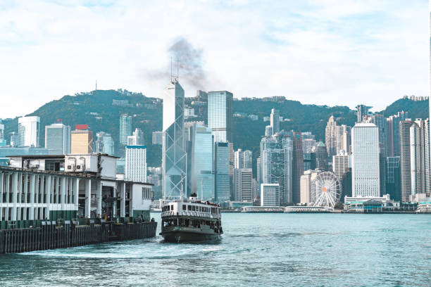 skyline del grattacielo del terminal di hong kong star ferry - admiralty bay foto e immagini stock