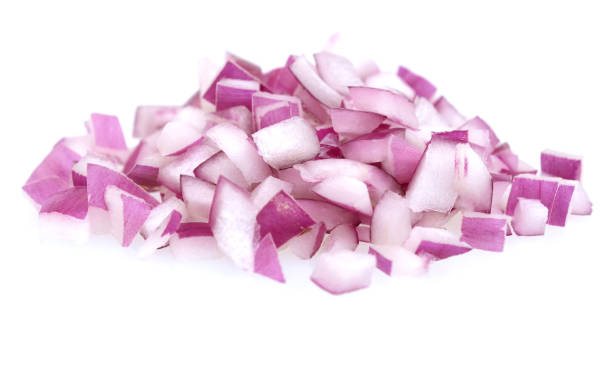 red onion chopped over white background - spanish onion fotos imagens e fotografias de stock