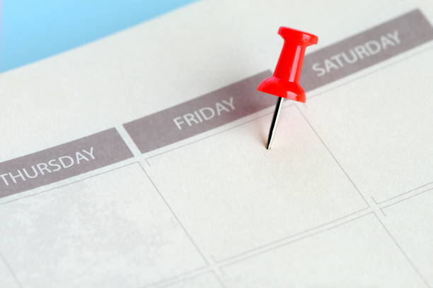 rote stift spitze am freitag des kalenders in notebook - freitag stock-fotos und bilder