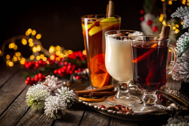 winter alkoholische heißgetränke - cocktail orange cup juice stock-fotos und bilder