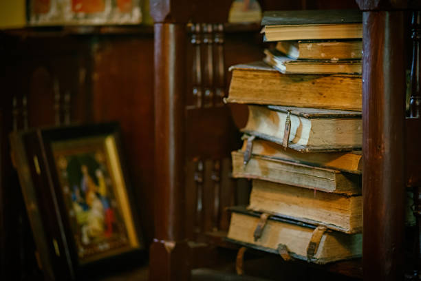 vieux livres dans un monastère orthodoxe - baptism altar jesus christ church photos et images de collection