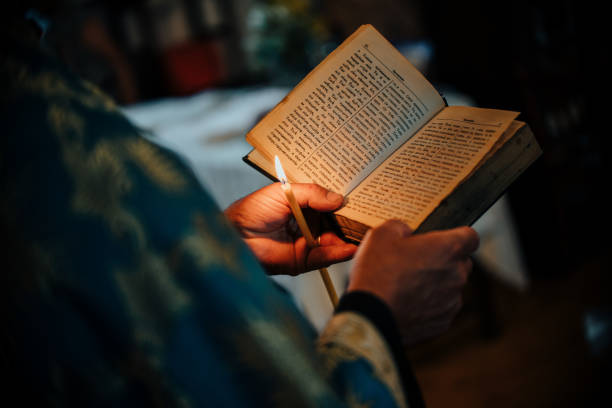 prêtre orthodoxe lisant de la sainte bible. - baptism altar jesus christ church photos et images de collection