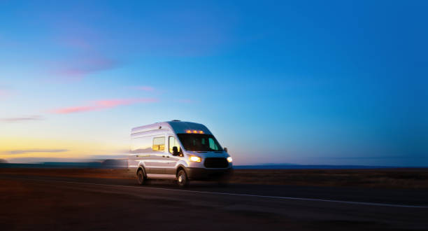 van de entrega branca dirigindo em estrada rural em monument valley arizona eua - driving van driver delivering - fotografias e filmes do acervo