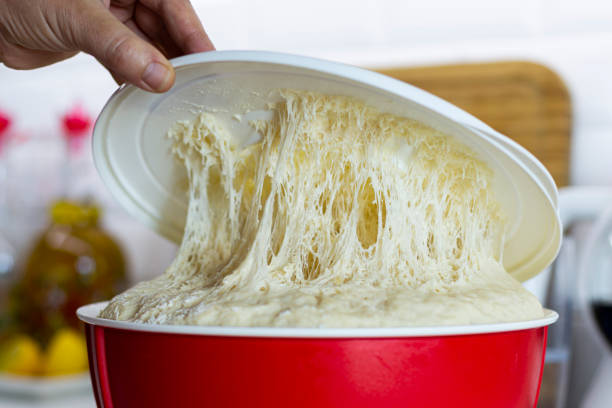 Puffed dough waiting in the container, yarn state when opening the lid