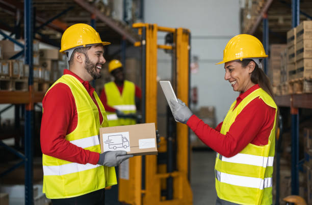 zespół pracujący w magazynie robi zapasy za pomocą cyfrowego tabletu i załadunku skrzynki dostawy plan - logistyka i koncepcja branżowa - shipping room zdjęcia i obrazy z banku zdjęć