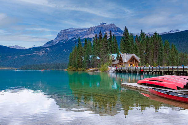 emerald lake, yoho national park in canada, emerald lake and tea house, near field, colombie-britannique, yoho national park, canada mount burgess peuvent être vus reflétés dans l’eau - british columbia canada lake emerald lake photos et images de collection