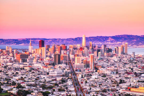 san francisco skyline blick von twin peaks mit vivid warm sky colors, kalifornien, usa - bay bridge bridge california dawn stock-fotos und bilder