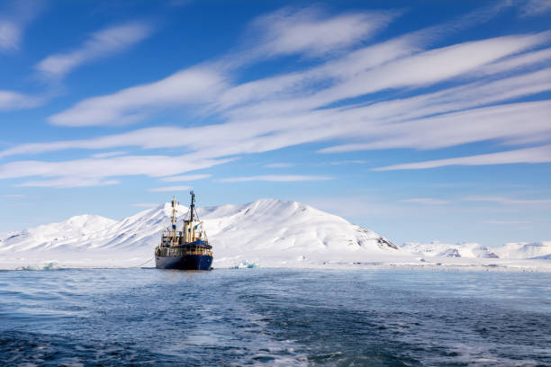 eisbrecher vor anker in den arktischen gewässern von spitzbergen, polarkreis - insel spitzbergen stock-fotos und bilder