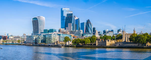 londoner futuristische wolkenkratzer des city financial district mit blick auf das themse-panorama - tower bridge london skyline london england thames river stock-fotos und bilder