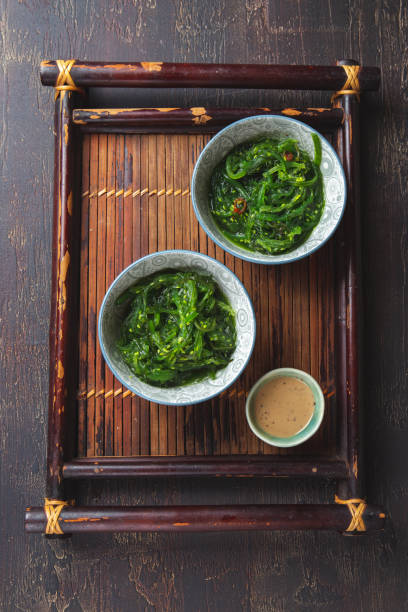 chuka wakame, ensalada japonesa de algas con salsa de nueces - wakame salad fotografías e imágenes de stock