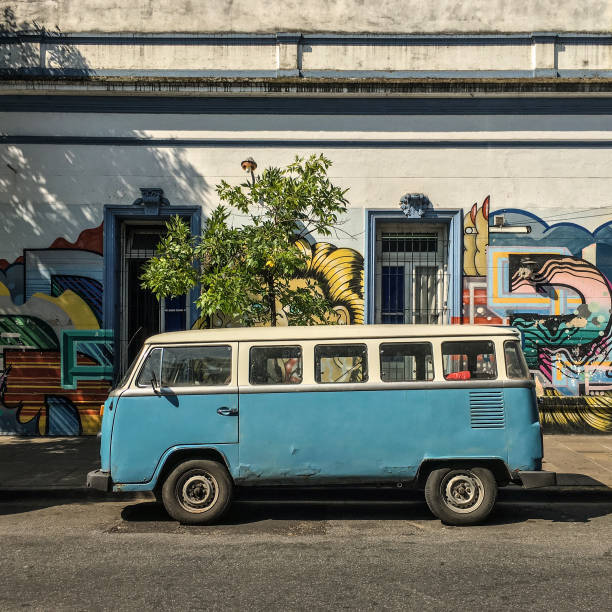 transporte vw vintage estacionado na rua - buenos aires argentina palermo buenos aires south america - fotografias e filmes do acervo