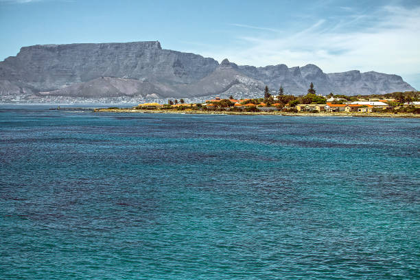 панорамный вид на кейптаун и столовую гору с отдаленного острова роббен, южная африка - nelson mandela стоковые фото и изображения