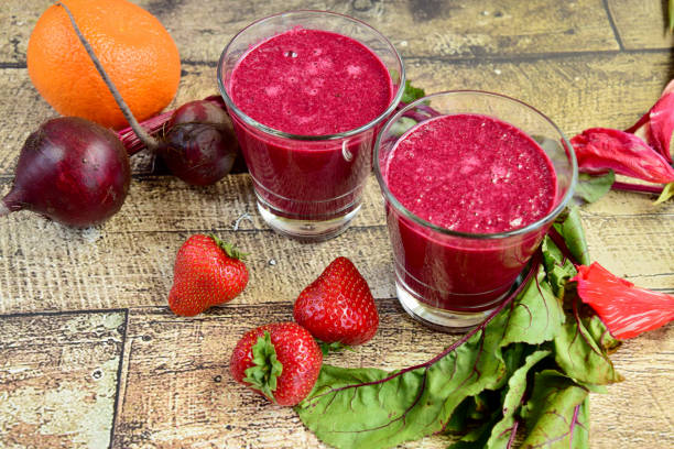 Frischer gesunder Erdbeer-Rote-Bete-Smoothie mit Hanfsamen – Foto