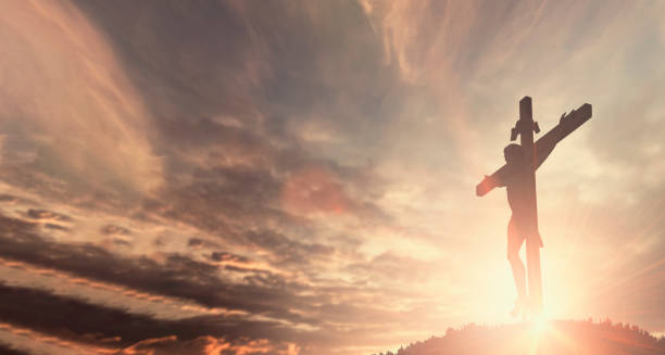 jesús cristo crucifijo cruz en el cielo amanecer concepto religión católica de navidad, perdonar dios de adoración cristiana, feliz día de pascua, orar alabación viernes santo amanecer fondo, domingo de la biblia del evangelio - crucifijo fotografías e imágenes de stock