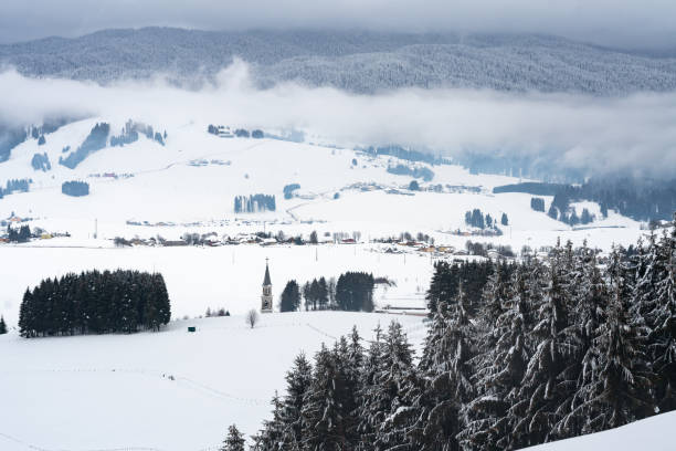 paisaje blanco durante la temporada de invierno en altopiano di asiago italia - sport magazine day usa fotografías e imágenes de stock