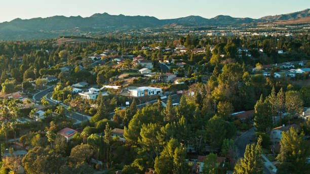 lumière du soleil du soir sur des maisons unifamiliales à northridge avec vue de la vallée plus large de san fernando - northridge photos et images de collection