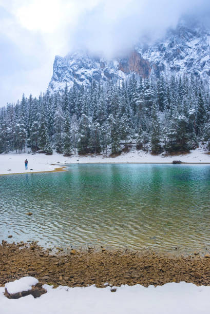 incredibile paesaggio invernale con montagne innevate e acque limpide del lago verde (gruner see), famosa destinazione turistica nella regione della stiria, austria - gruner foto e immagini stock