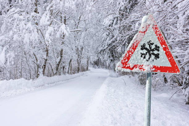 segnale stradale avverte di ghiaccio e neve in inverno - speed road sign sign forecasting foto e immagini stock