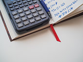 ein-taschenrechner-und-ein-notizbuch-mit-konten-finanzkonzepte.jpg?b=1&s=170x170&k=20&c=et2yZYMHTOXW3xYzz15rqPjNoEpbR9qaVq90GUGCYXQ=