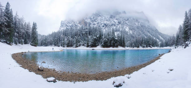 incredibile paesaggio invernale con montagne innevate e acque limpide del lago verde (gruner see), famosa destinazione turistica nella regione della stiria, austria - gruner foto e immagini stock