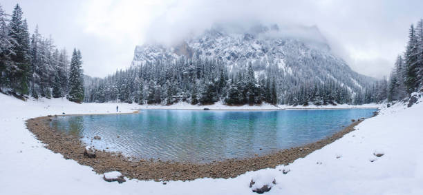 niesamowity zimowy krajobraz z ośnieżonymi górami i czystymi wodami zielonego jeziora (gruner see), znanym miejscem turystycznym w regionie styrii, austria - gruner zdjęcia i obrazy z banku zdjęć