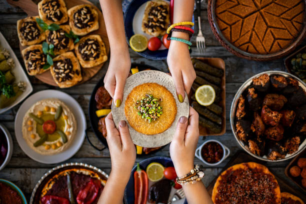 구리 접시에 전통적인 터키 디저트 künefe. - künefe 뉴스 사진 이미지