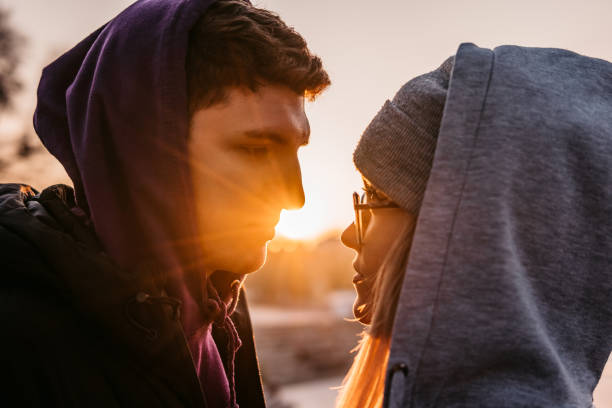 primer beso de parejas - face to face twilight togetherness vertical fotografías e imágenes de stock