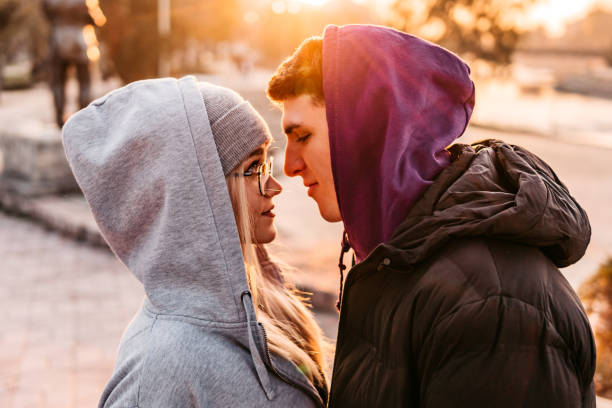 primo bacio per coppie - adult autumn couple face to face foto e immagini stock