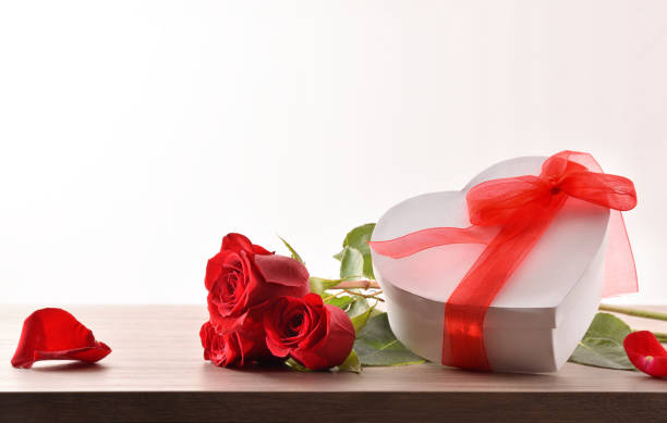 ramo de rosas y caja de regalo en la mesa de madera frente - table wedding flower bow fotografías e imágenes de stock