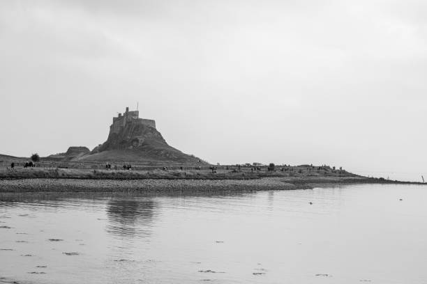 holy island castle in schwarz und weiß - northumberland england lindisfarne northeastern england england stock-fotos und bilder