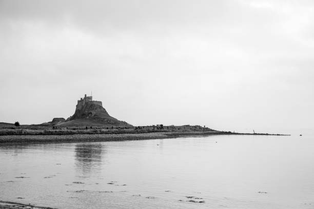 holy island castle in schwarz und weiß - northumberland england lindisfarne northeastern england england stock-fotos und bilder