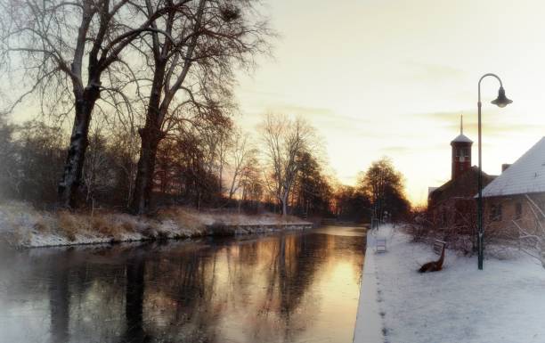 зимний пейзаж на канале - winter city germany brandenburg стоковые фото и изображения