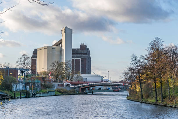 Berlin-Spandau shipping canal with the Combined heat and power plant Moabit in Berlin, Germany Berlin, Germany - November 23, 2020: Berlin-Spandau shipping canal with the Combined heat and power plant Moabit on the bank 
Friedrich-Krause-Ufer hard bituminous coal stock pictures, royalty-free photos & images