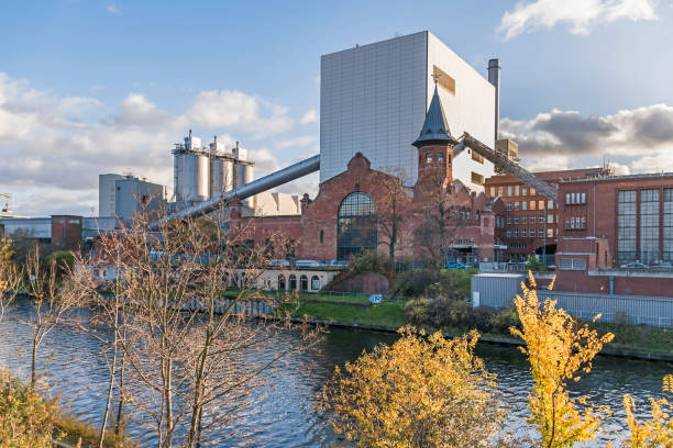 Berlin-Spandau shipping canal and Combined heat and power plant Moabit with its historical listet building in Berlin, Germany Berlin, Germany - November 23, 2020: Combined heat and power plant Moabit with its historical built in 1900 listet building on the bank 
Friedrich-Krause-Ufer of the Berlin-Spandau shipping canal hard bituminous coal stock pictures, royalty-free photos & images