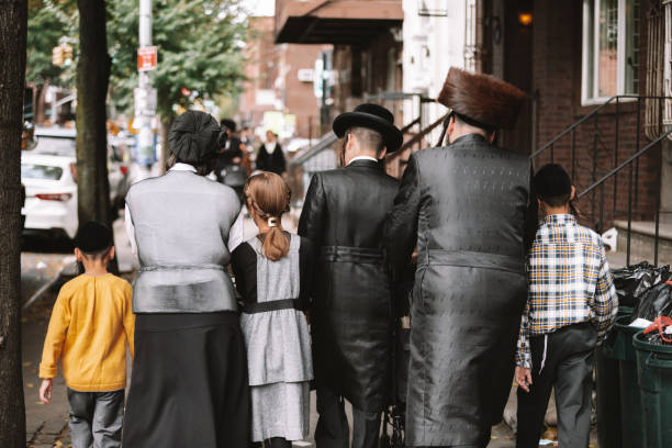 New York City Jewish Hassidic family New York, USA - September 27, 2020: Jewish hassidic family in Brooklyn. South Williamsburg is a neighborhood with large Hasidic populations. hasidism photos stock pictures, royalty-free photos & images