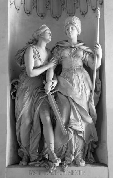 вена - статуя добродетелей (justitia et clementia) в михаэлертраксе от 19. цент. - михайловская площадь стоковые фото и изображения