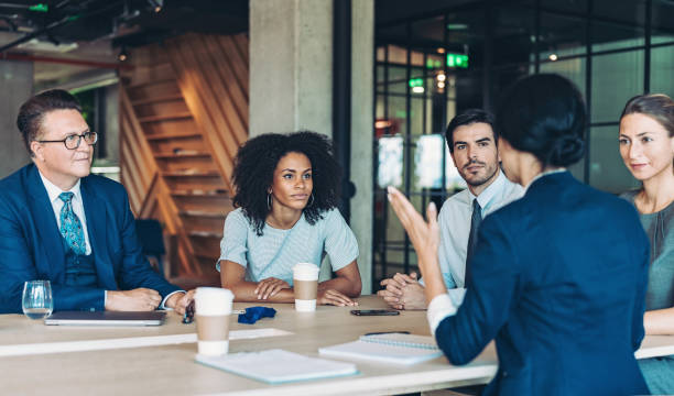 gestión de la empresa en una reunión - buisness structure fotografías e imágenes de stock