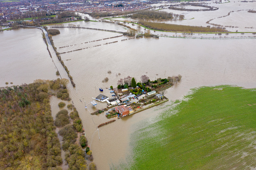 Foto aérea de drones de la ciudad de Allerton Bywater cerca de Castleford en Leeds West Yorkshire que muestra los campos inundados y la casa de la granja del río Aire durante una gran inundación después de una tormenta. photo